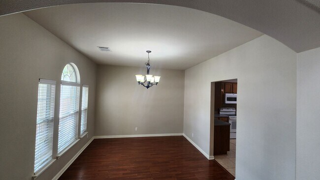 Building Photo - Located In the heart of Stone Oak
