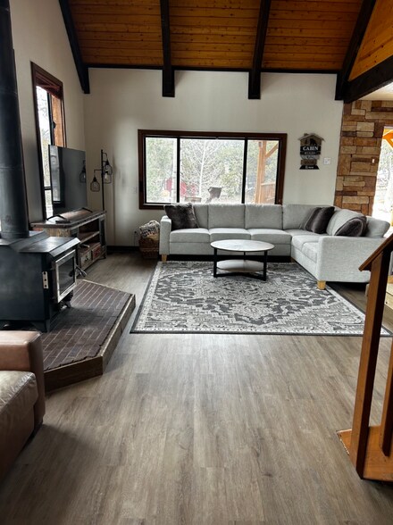 Building Photo - 136 E Sumac Dr