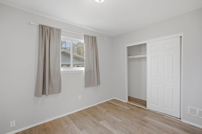 Building Photo - Come see your new home!