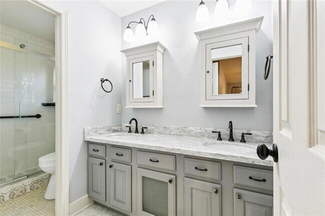 Building Photo - 1433 Poinsettia Dr