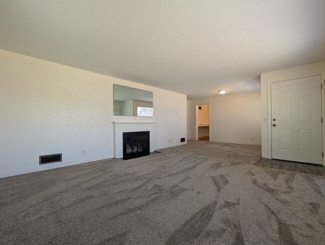 Building Photo - Nice 3 bed/1 bath with large backyard and ...