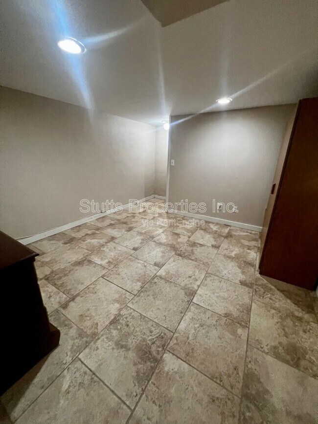 Building Photo - 209 Mattielou St