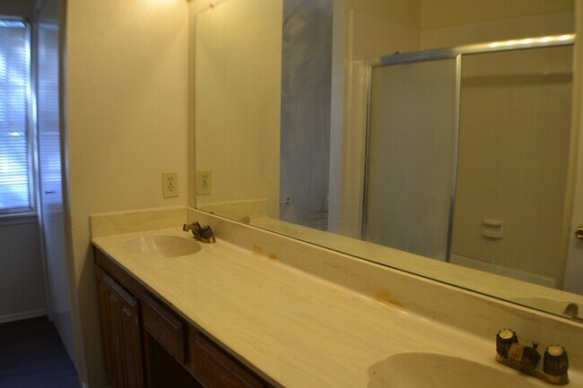 Building Photo - 1515 Bandera Dr