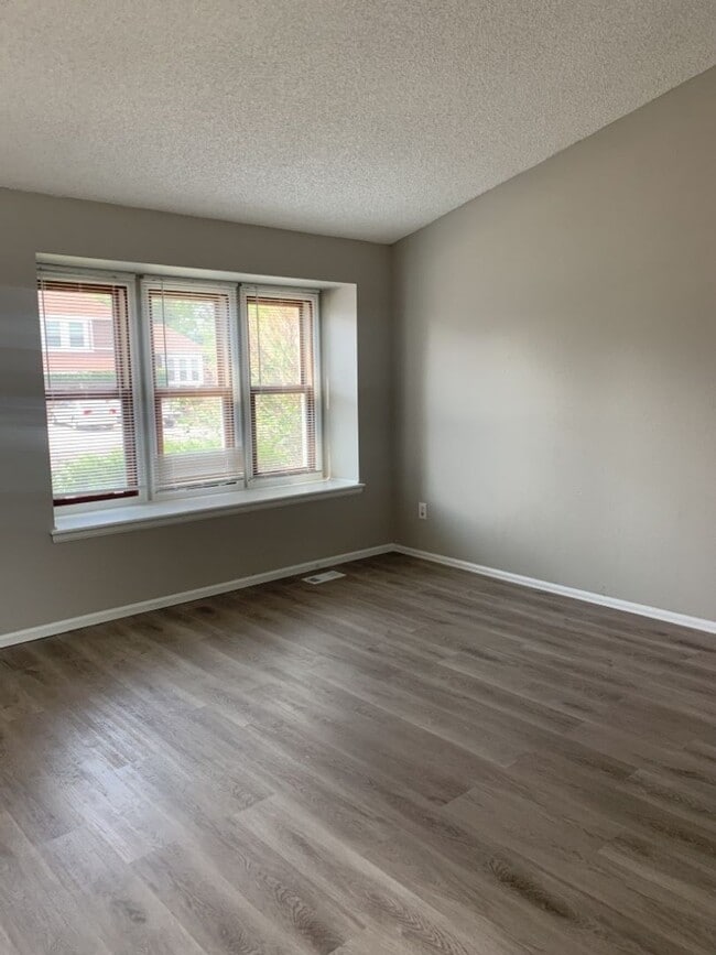 Building Photo - Spacious Tri-Level Home in Southwest Ft. C...