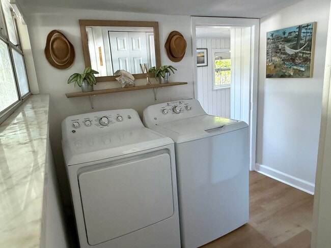 Building Photo - 2 Bedroom 2 Bath Annual Furnished Cottage ...