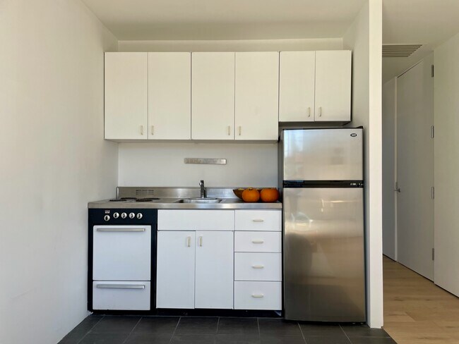 Kitchen - 522 N Roxbury Dr