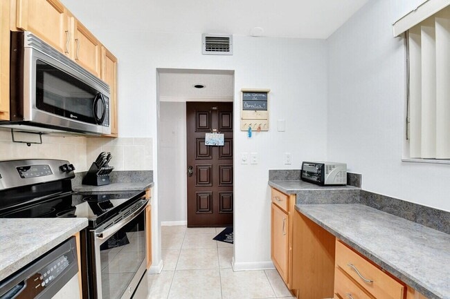 Building Photo - 5220 Las Verdes Cir