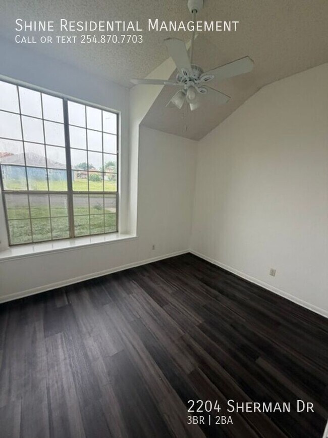 Building Photo - 2204 Sherman Dr