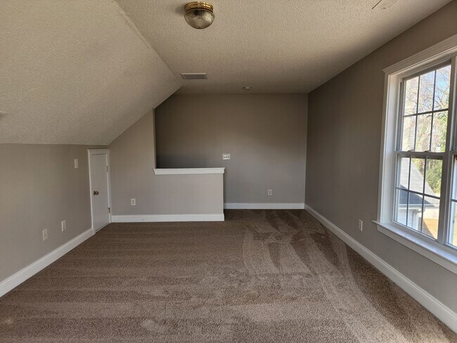 Building Photo - Newly Remodeled