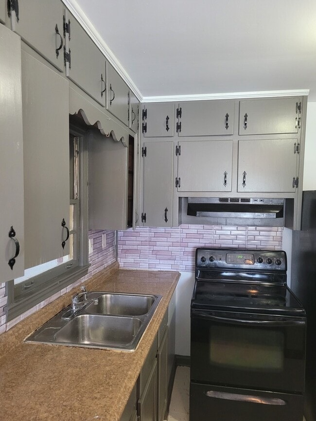 Building Photo - Three Bedroom Brick Ranch Home, Total Elec...