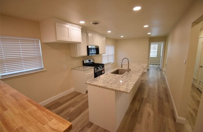 Primary Photo - 1212 N College St