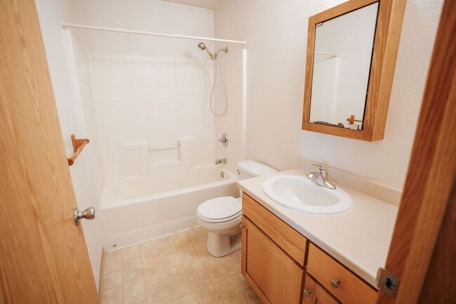 Building Photo - 688 Summer St