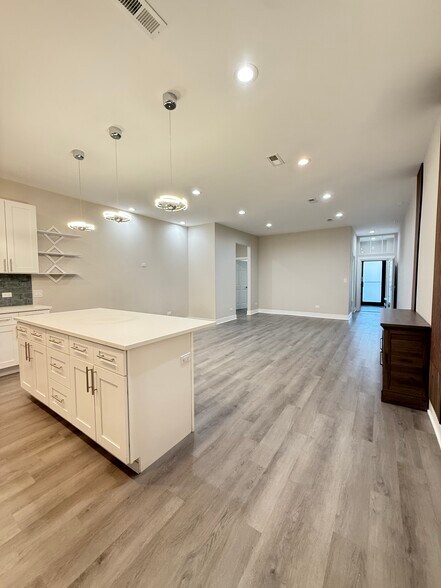Building Photo - 5547 N Lincoln Ave