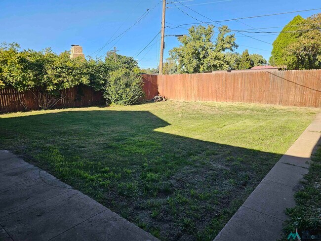 Building Photo - 1801 Eastridge Dr