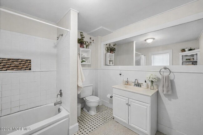 Building Photo - 123 Main Ave