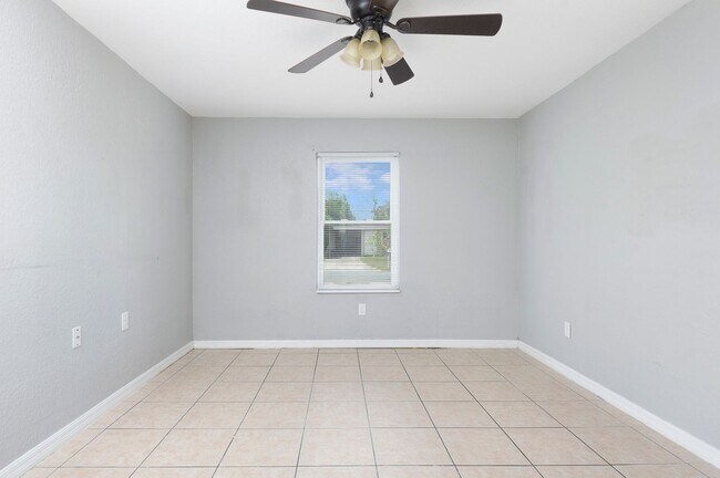 Building Photo - Charming & Rare 4-Bedroom Home in Saint Petersburg!
