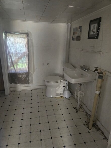 Building Photo - 1615 Cherry St