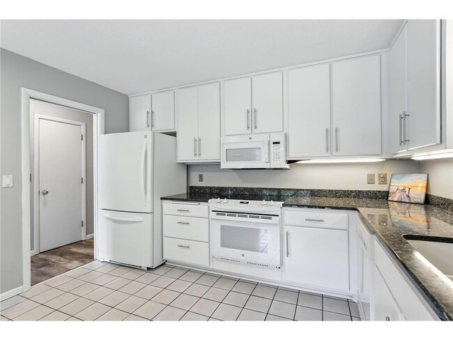 Building Photo - 455 Black Oaks Ln N