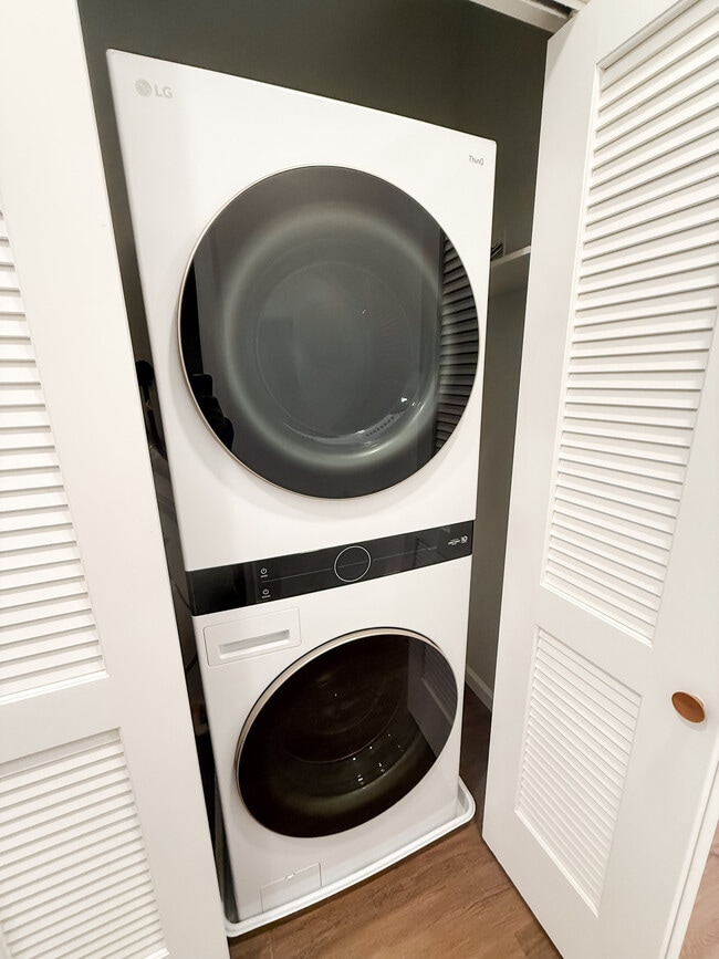 Building Photo - Daly Gardens #43