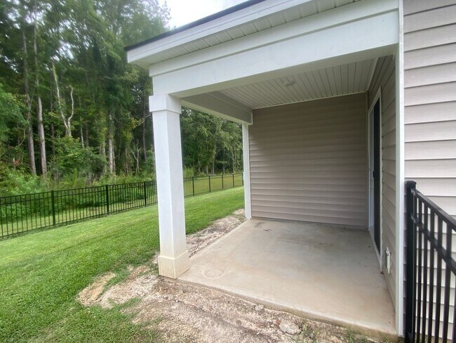 Building Photo - Introducing this beautiful like new 3 bed 2 bath home located in the Windsong II S/D. in Rincon, GA!