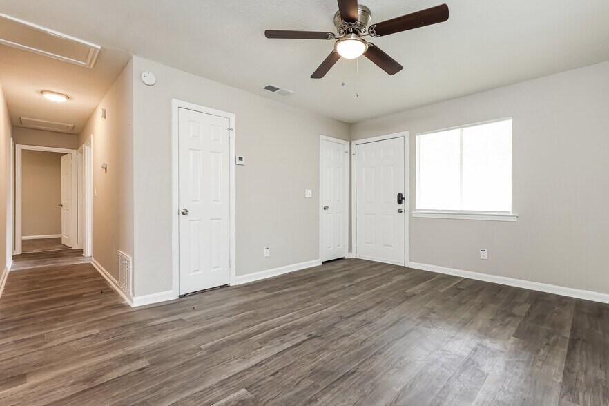 Building Photo - 915 Farwell Dr