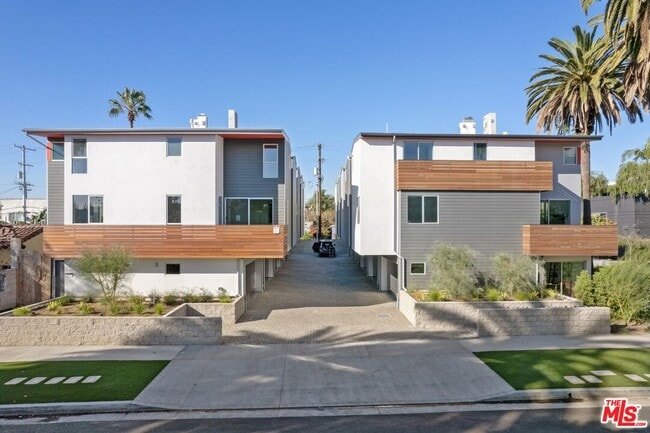 Building Photo - 7156 Willoughby Ave