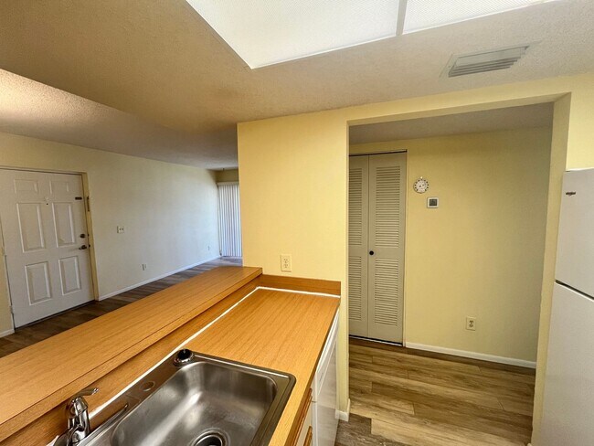 Building Photo - 945 Sonesta Ave NE