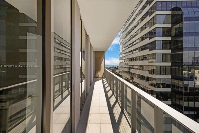 Building Photo - 2655 S Bayshore Dr