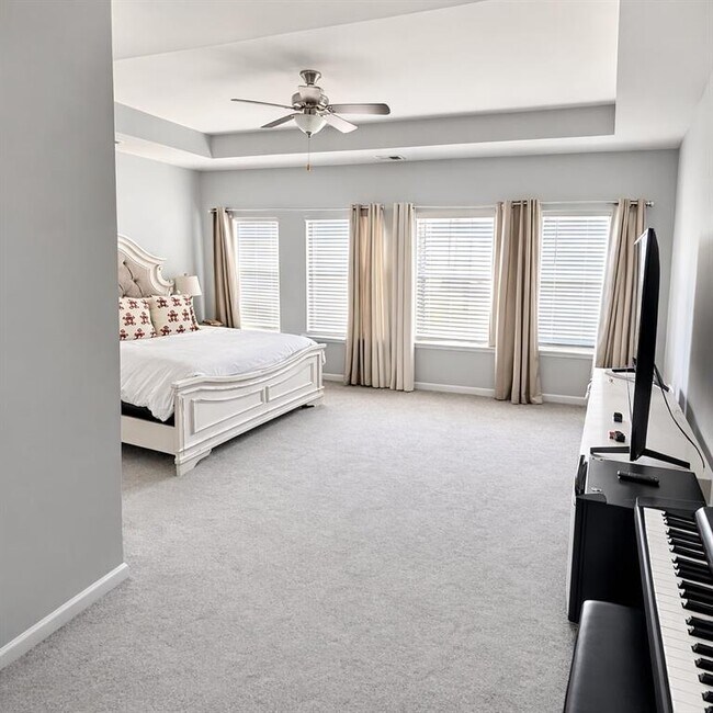 Building Photo - 39 Crescent Chase