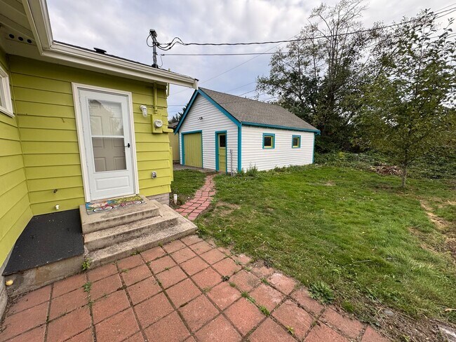 Building Photo - Charming Short Term Rental - 1-6 Month Lease