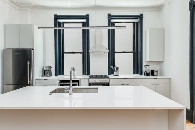 Building Photo - Violet Coliving