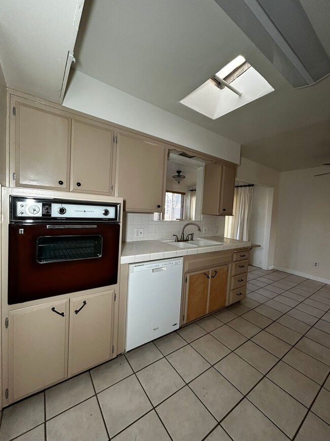 Building Photo - Charming 2-Bed, 1-Bath Condo in Kern City!