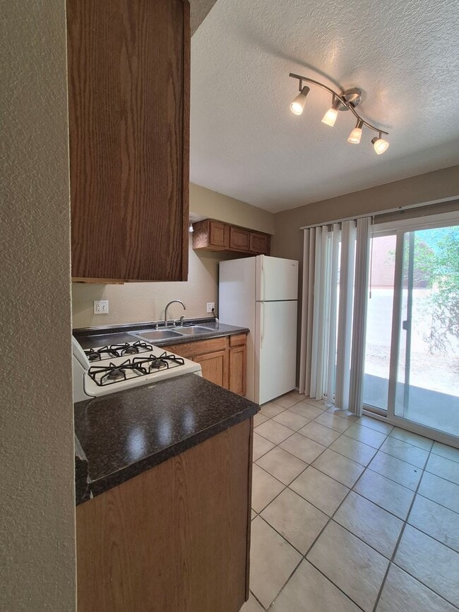 Building Photo - One Bedroom Apartment