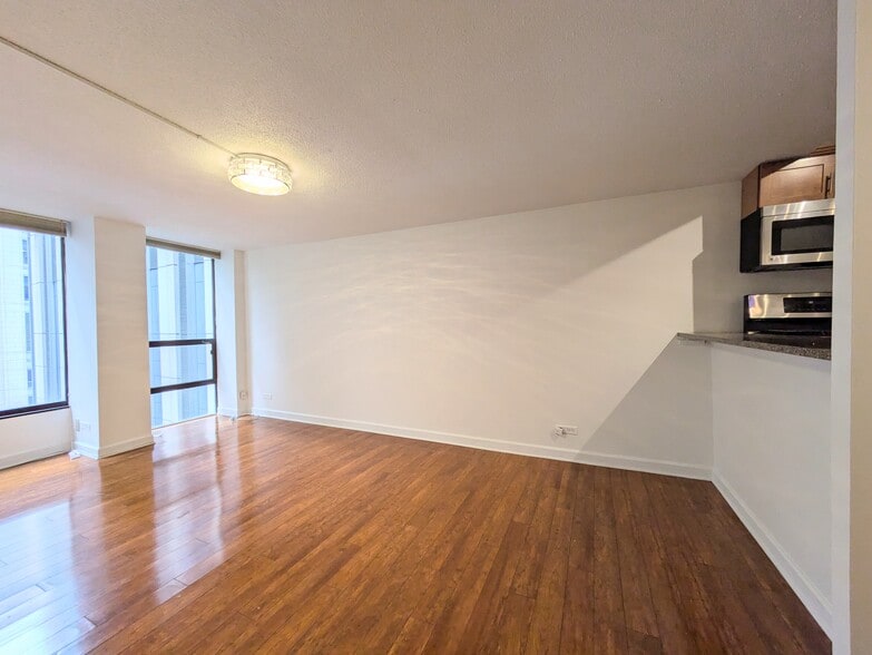 Building Photo - 230 E Ontario St