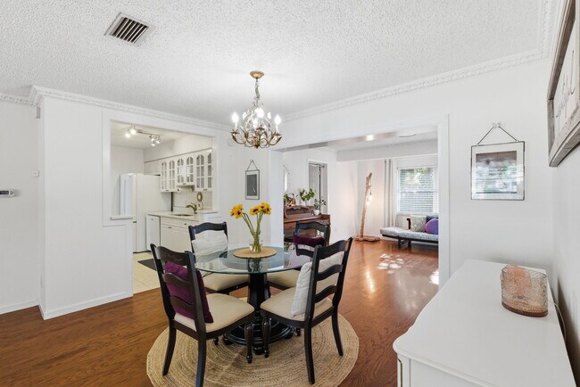 Building Photo - 2039 Pine Ridge Dr