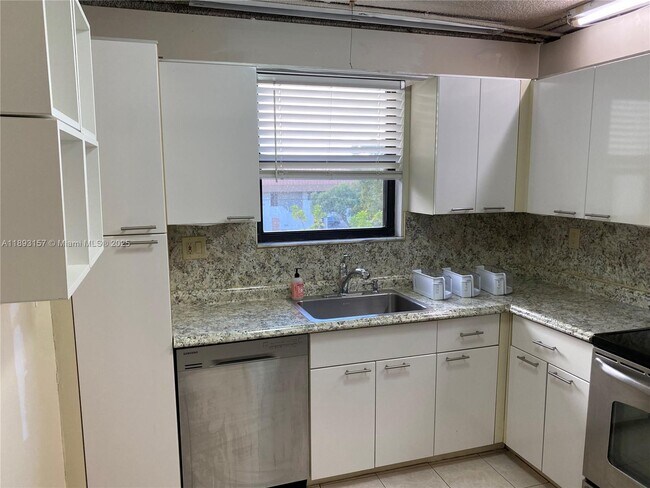 Building Photo - 1900 Diana Dr