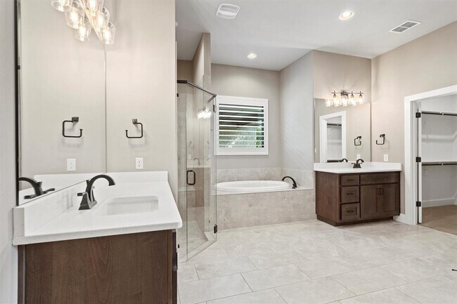 Building Photo - 904 Naranjo Dr