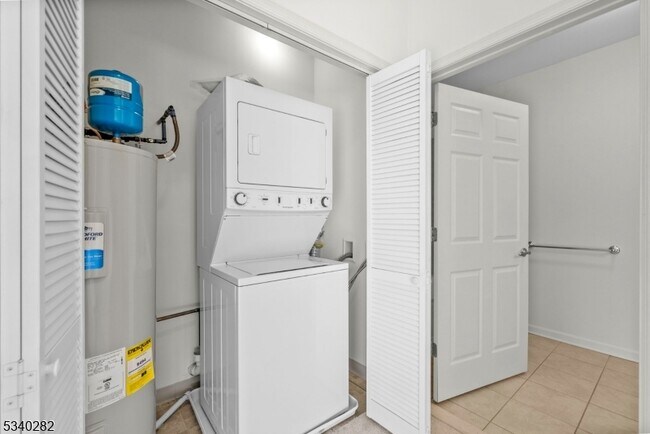 Building Photo - 41 Park Dr