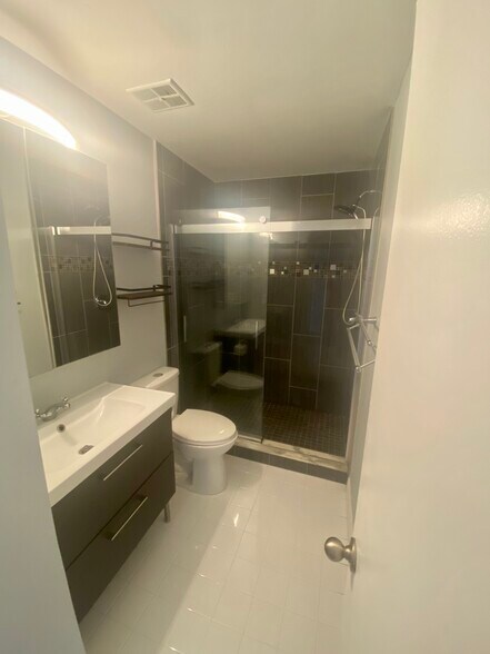 Master bathroom - 1838 Clearbrooke Dr