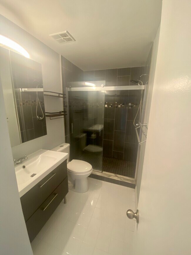 Master bathroom - 1838 Clearbrooke Dr