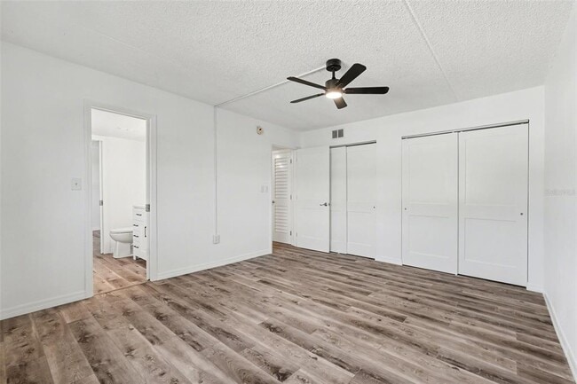 Building Photo - 8828 Bay Pointe Dr