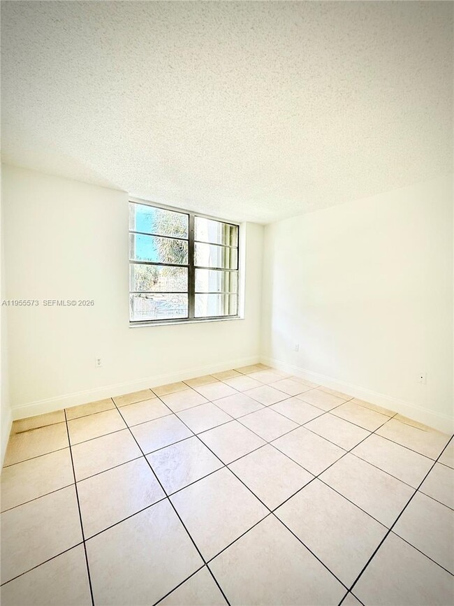 Building Photo - 9310 Fontainebleau Blvd