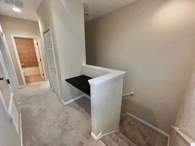 Building Photo - MOVE IN MAY-OVIEDO RENTAL!BEAUTIFUL 3 bd 2.5 bath townhome! 2 CAR ATTACHED GARAGE!FRESH PAINT!