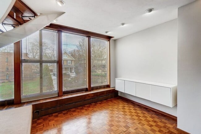 Building Photo - 2881 Observatory Ave