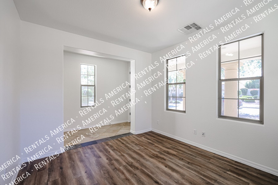 Building Photo - 3215 N Evergreen St