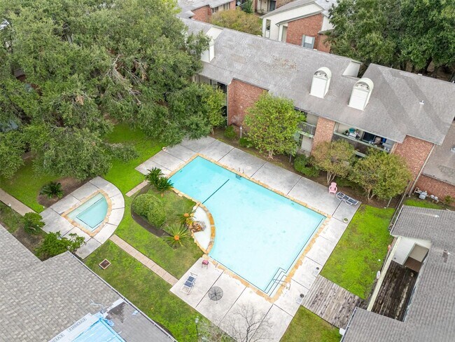 Building Photo - 8223 Golf Green Cir