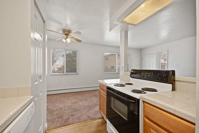 Building Photo - Bright Townhome in Lakewood!