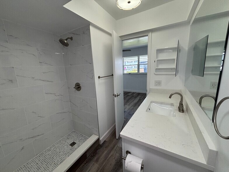 Building Photo - 1119 Lake Ter