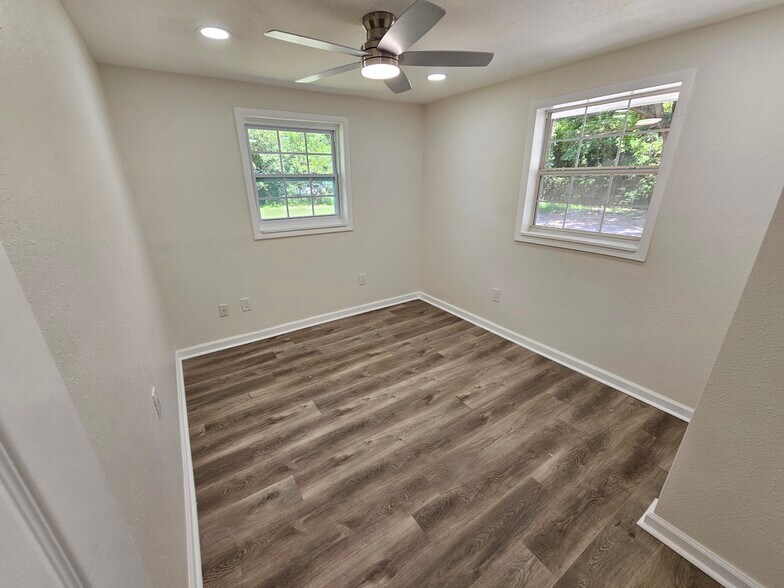 Building Photo - 1150 Hawthorn Dr