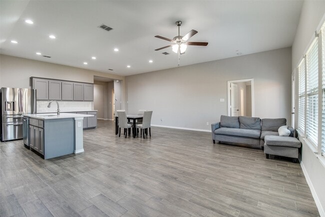 Building Photo - 11441 Silver Queen Dr